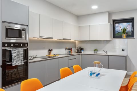 Full-size fridge, microwave, oven, stovetop