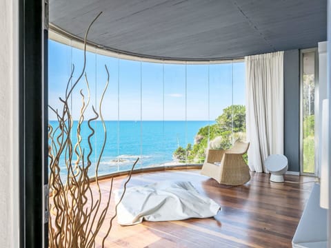 Sea, Floor, Ocean, Coast, Glass, Natural Material, Shade, Curtain, Wood Flooring, Hardwood