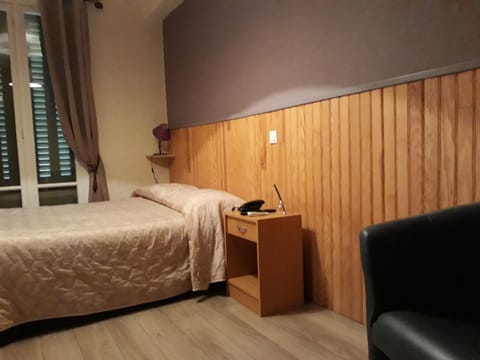 Desk, soundproofing, free WiFi, bed sheets