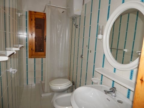 Apartment, 2 Bedrooms | Bathroom | Shower, rainfall showerhead, bidet, towels