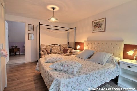 Standard Double Room (Après la pluie) | Individually decorated, individually furnished, desk, iron/ironing board