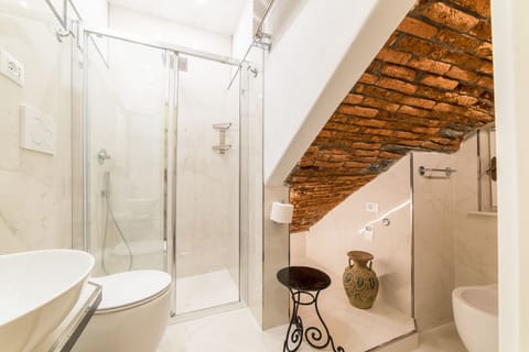 Shower, rainfall showerhead, free toiletries, hair dryer