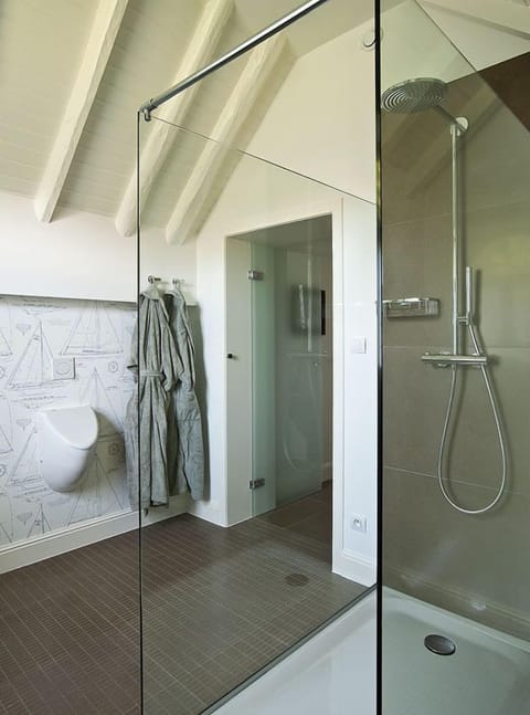 Family Apartment | Bathroom shower