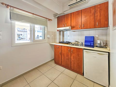 Family Room | Private kitchen | Fridge, stovetop, coffee/tea maker, electric kettle