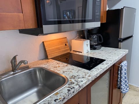 Coffee machine, toaster, dishwasher, utensils etc.