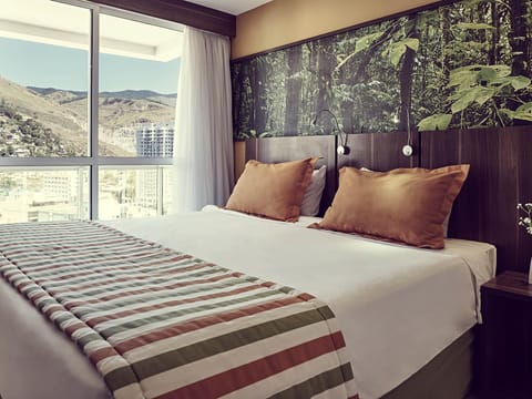 Standard Room, 1 Queen Bed | Minibar, in-room safe, desk, iron/ironing board