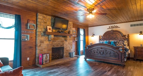 Bedroom fit form a farmer king.