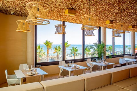 10 restaurants; breakfast, lunch, dinner, and brunch served