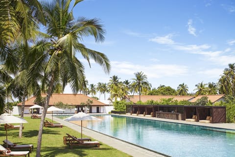 Outdoor pool, pool umbrellas, sun loungers
