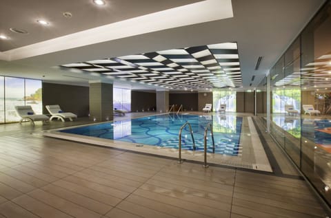 Indoor pool, sun loungers