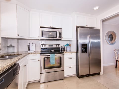 Harbourlight Towers 307 - Full Size Beautiful Kitchen with Stainless Steel Appliances