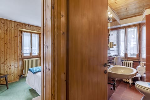 Comfort Triple Room, Mountain View | Bathroom | Shower, free toiletries, hair dryer, slippers