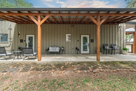 Outdoor covered seating area (1)