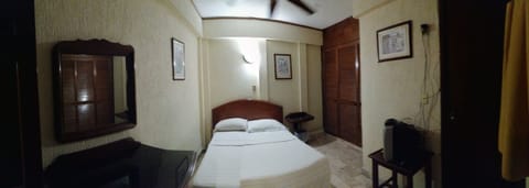 Habitación Doble Económica con Ventilador de Techo | Desk, laptop workspace, iron/ironing board, free WiFi