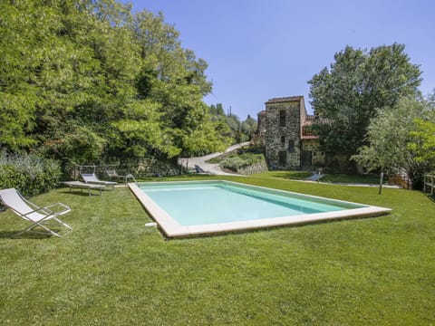 Plant, Sky, Swimming Pool, Shade, Tree, Rectangle, Grass, Shrub, Urban Design, Recreation
