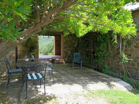 Property, Tree, Yard, Backyard, House, Botany, Garden, Building, Plant, Table