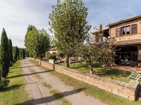 Brick, Estate, Garden, Suburb, Yard, Driveway, Landscaping, Hacienda, Farmhouse, Villa