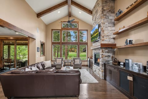 Rope Rider Retreat: - Fantastic great room with vaulted ceiling, and views of the golf course.
