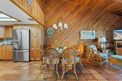 Dining room table with room for 6.