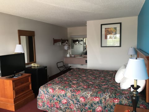 Classic Single Room, 1 King Bed | Iron/ironing board, cribs/infant beds, rollaway beds, free WiFi