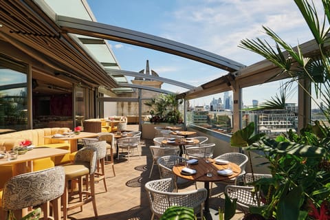2 restaurants; breakfast, lunch, dinner, and brunch served