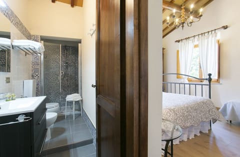 Premium Apartment | Bathroom | Shower, free toiletries, hair dryer, bidet