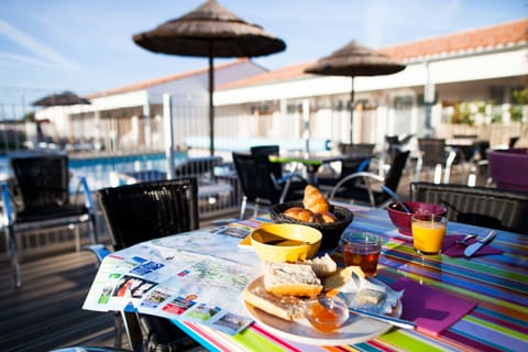 Daily buffet breakfast for a fee