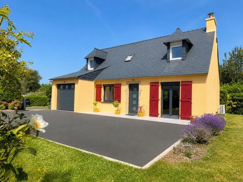 La maison avec grande cours et places pour les voitures