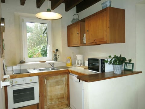 Countertop, Room, Kitchen, Cabinetry, Furniture, Property, Building, Interior Design, Kitchen Stove, House