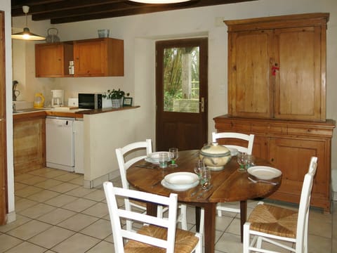 Furniture, Room, Kitchen, Countertop, Property, Cabinetry, Building, Table, Interior Design, Dining Room