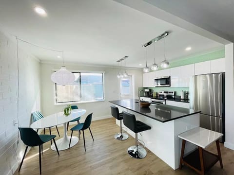 Deluxe Apartment | Private kitchen | Microwave, oven, coffee/tea maker