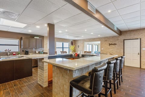 Full-size fridge, microwave, oven, stovetop