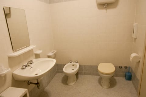 Rainfall showerhead, free toiletries, hair dryer, towels