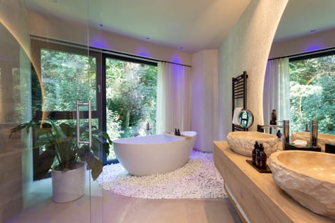 Luxury Suite, 1 King Bed, Jetted Tub, Executive Level | Premium bedding, down comforters, pillowtop beds, free minibar