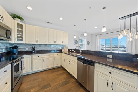 Fully stocked kitchen with essentials to prep meals for family/large gathering