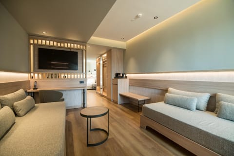 Free minibar, in-room safe, desk, blackout drapes