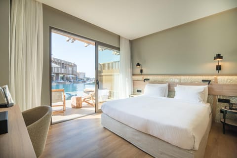 Petite Suite with Pool Access | Free minibar, in-room safe, desk, blackout drapes