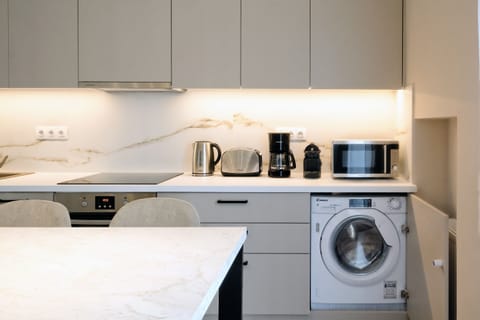 Superior Apartment, 4 Bedrooms, Balcony | Laundry