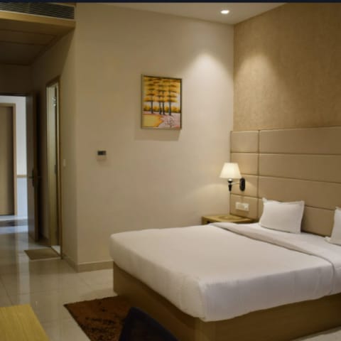 Deluxe Double Room | In-room safe, iron/ironing board, WiFi (free)