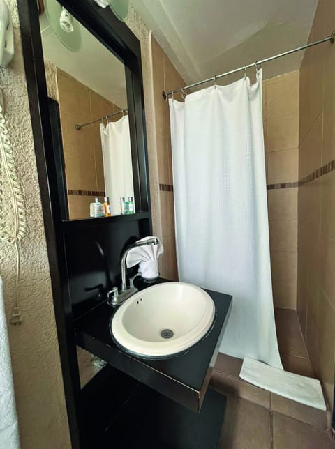 Quadruple Room | Bathroom | Shower, rainfall showerhead, hair dryer, towels