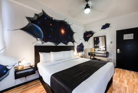 Executive Room | Hypo-allergenic bedding, down comforters, laptop workspace