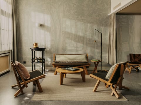 Junior Suite | Living area | 43-inch flat-screen TV with satellite channels, TV