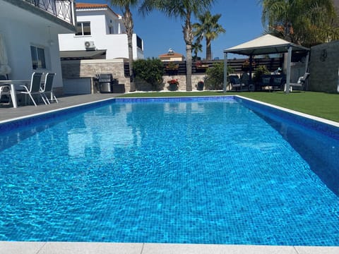 10 meter private pool, Shaded sitting area.
6 sun beds