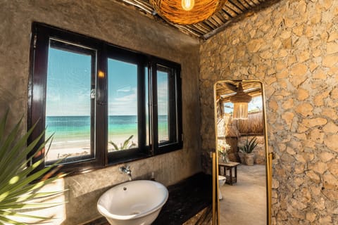 Cabin, 1 King Bed, Balcony, Sea Facing | Bathroom | Towels
