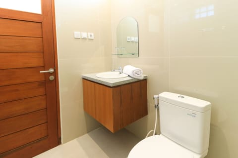 Deluxe Double Room | Bathroom | Shower, free toiletries, towels