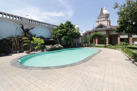 Outdoor pool, sun loungers