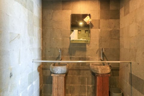 Deluxe Double Bed With Sea View Room | Bathroom | Shower, free toiletries, towels