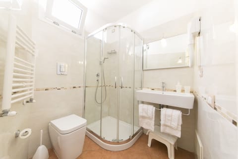 Family Room | Bathroom | Shower, free toiletries, hair dryer, bidet