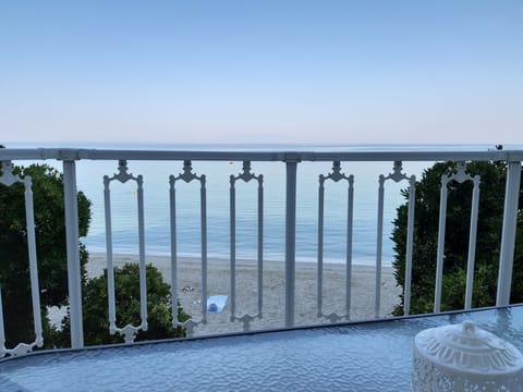 The maisonette is just on the beach