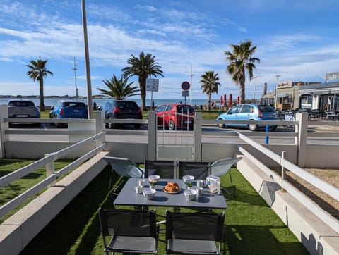 View of the terrace from the accommodation, the beach is a stone’s throw away, the city center and its shops nearby, ideal for a family holiday at the sea.